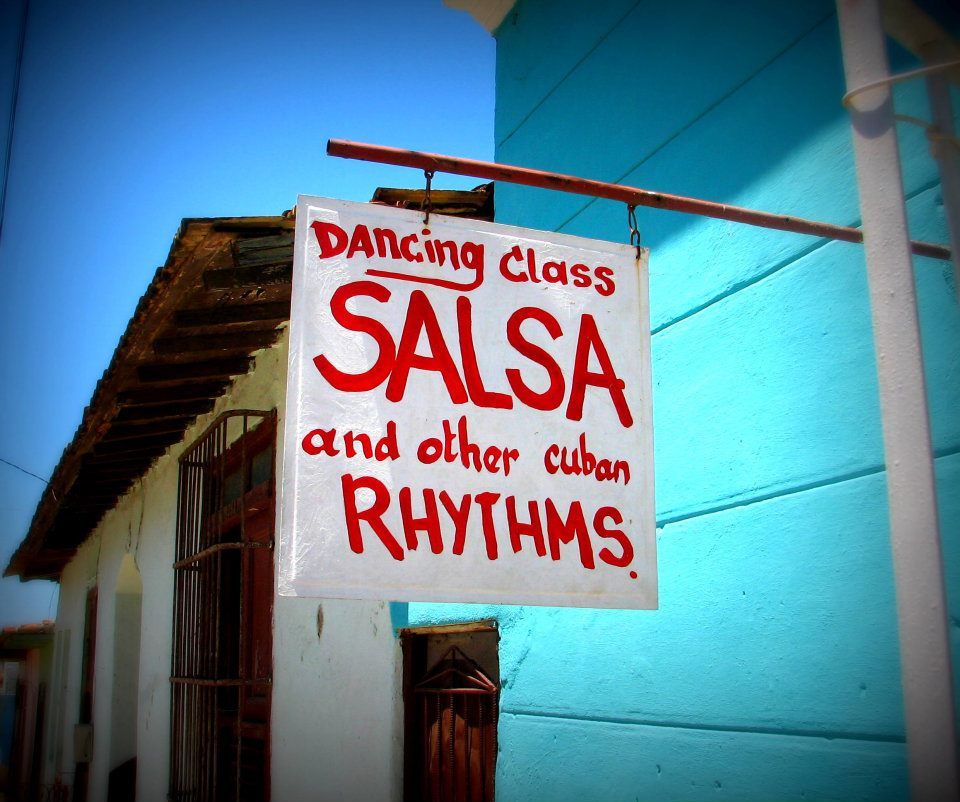 Een bordje met reclame voor salsa, heel gewoon in Cuba